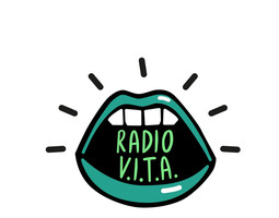 Zu sehen ist das Logo des Projekts Radio V.I.T.A. Es ist ein Mund mit grünen Lippen auf weißem Hintergrund. Der Mund ist geöffnet, zu sehen sind vier weiße Zähne. Im Mund steht auf dunklem Hintergrund Radio V.I.T.A in grüner Schrift. Das Bild signalisiert, dass der Mund gerade spricht.
