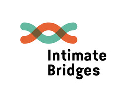 Zu sehen ist das Logo des Projekts Intimate Bridges. Es vereint Text und graphische Elemente. Auf weißem Hintergrund steht in der rechten, unteren Ecke "Intimate Bridges". In der linken, oberen Ecke sind zwei farbige Kurven, die sich wie Sinus und Kosinuskurven überschneiden. Eine Kurve ist türkis, die andere orange.